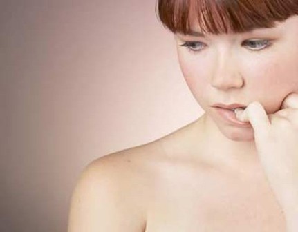 Em bị ra nhiều mồ hôi ở đầu và lưng