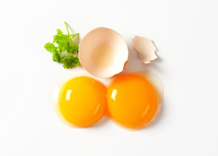 Trứng gà chín chỉ lấy lòng đỏ bỏ vào chảo có mỡ, rán