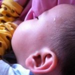 Mồ hôi trộm thường ra ở phần đầu của trẻ