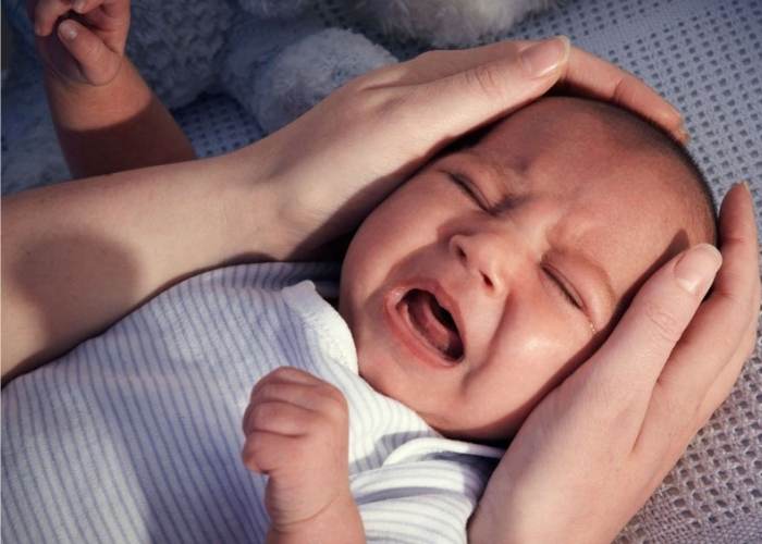 Mồ hôi ra nhiều có kèm theo các triệu chứng như trằn trọc, bứt rứt, khó ngủ về đêm