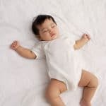 Bé ra nhiều mồ hôi phải làm sao?