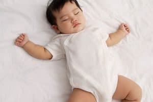 Bé ra nhiều mồ hôi phải làm sao?