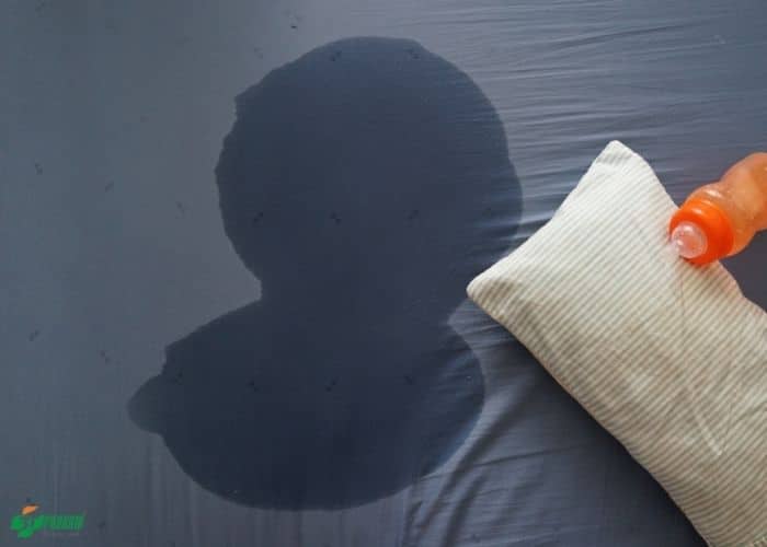 con gái đái dầm