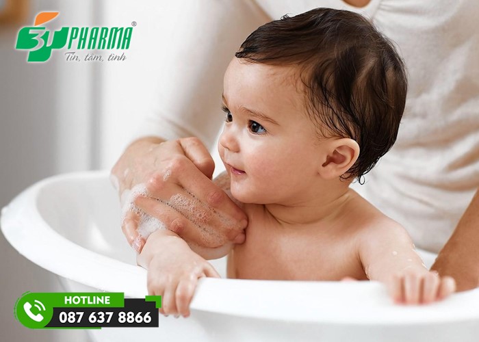 cha mẹ cần vệ sinh sạch sẽ cho trẻ để tránh hiện tượng trẻ bị ngứa - 3T Pharma