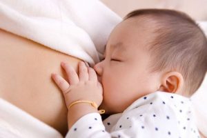 Mẹ đang cho con bú có dùng được thuốc say tàu xe không?