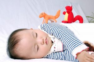 Khi thấy bé bị đổ nhiều mồ hôi, trước tiên bạn kiểm tra xem bé có mặc quá nhiều quần áo hoặc được ủ ấm quá kỹ hay không