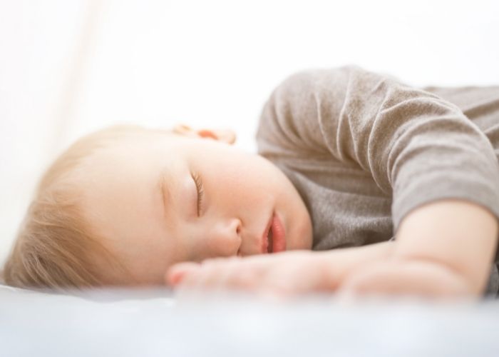 chữa mồ hôi trộm cho bé, đổ mồ hôi trộm ở trẻ sơ sinh, em bé đổ mồ hôi trộm, nguyên nhân trẻ ra mồ hôi trộm, ra mồ hôi trộm ở trẻ, ra mồ hôi trộm ở trẻ em, ra mồ hôi trộm ở trẻ sơ sinh, trẻ bị đổ mồ hôi trộm, trẻ bị đổ mồ hôi trộm khi ngủ