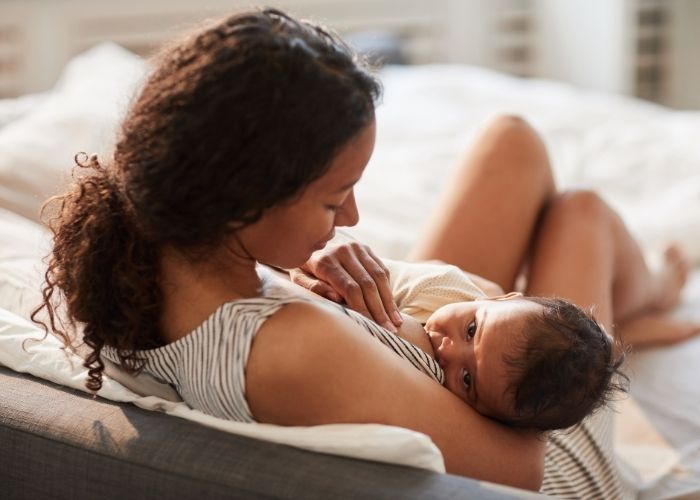 Nếu bé vẫn bú mẹ và sức khỏe bình thường thì hiện tượng đổ mồ hôi nhiều được xem là tình trạng sinh lý bình thường.