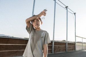 Ra nhiều mồ hôi kể cả khi không vận động mạnh có thể là biểu hiện chứng ra mồ hôi trộm