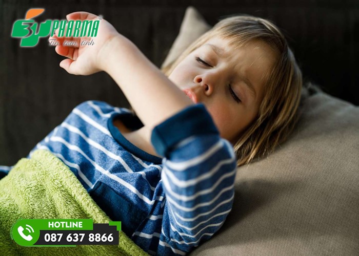 trẻ ho về đêm và sáng sớm thường kèm theo các triệu chứng sốt nhẹ, nôn... - 3T Pharma