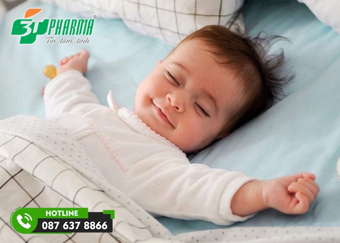 Cho trẻ nằm gối cao để giảm ho về đêm ở trẻ - 3T Pharma