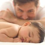 Cháu 15 tháng tuổi và bị ra mồ hôi nhiều khi ngủ