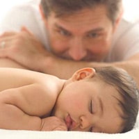 Cháu 15 tháng tuổi và bị ra mồ hôi nhiều khi ngủ