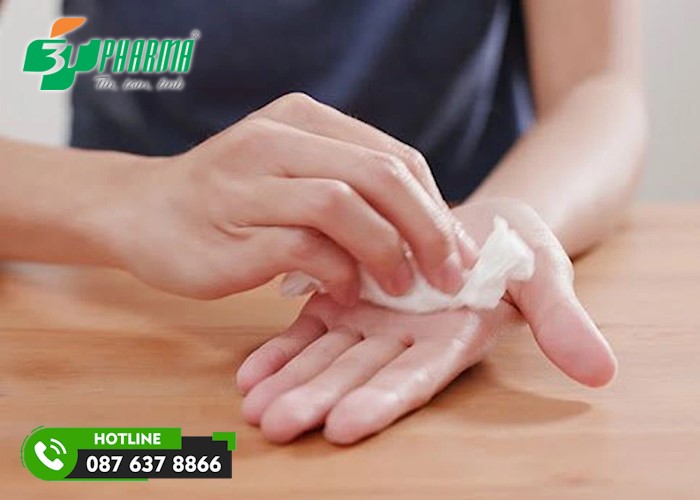 có thể dùng bông gòn thấm cồn để chữa Ra mồ hôi tay chân vào mùa đông - 3T Pharma