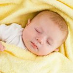 Khi ngủ cháu thường xuyên bị ra nhiều mồ hôi