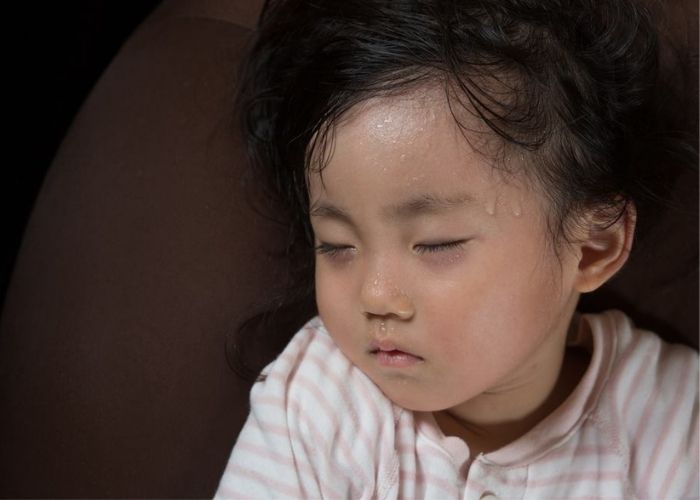trẻ sơ sinh bị ra mồ hôi sau gáy