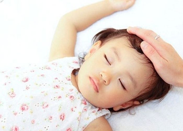 Trẻ bị đổ mồ hôi trộm cũng có thể do thiếu hụt vitamian D và canxi 