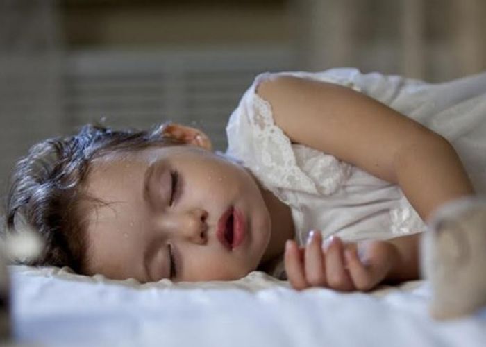 Mẹo dân gian chữa mồ hôi trộm cho trẻ - ba mẹ nên tham khảo