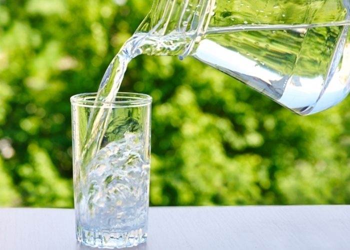 Viêm họng thanh quản mãn tính có chữa được không? Bạn nên bổ sung thêm nước để giảm ho và làm loãng chất nhày trong cổ họng