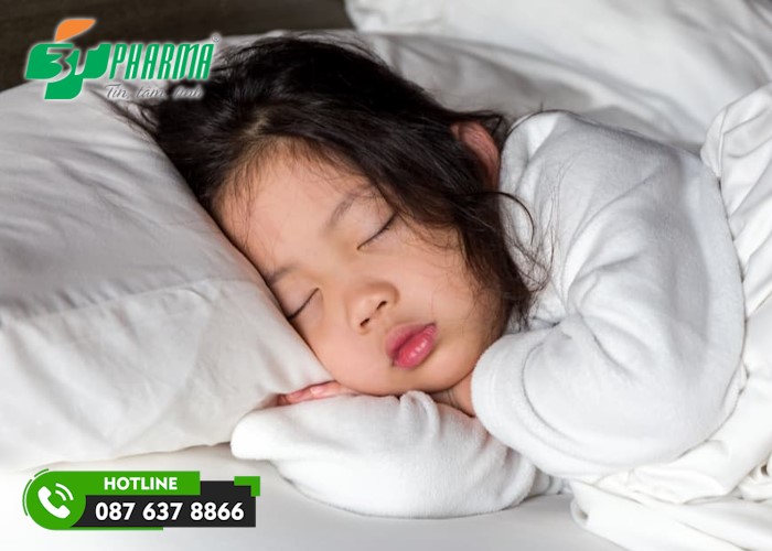 trẻ đắp nhiều chăn, mặc nhiều quần áo khiến ra mồ hôi nhiều - 3Tpharma