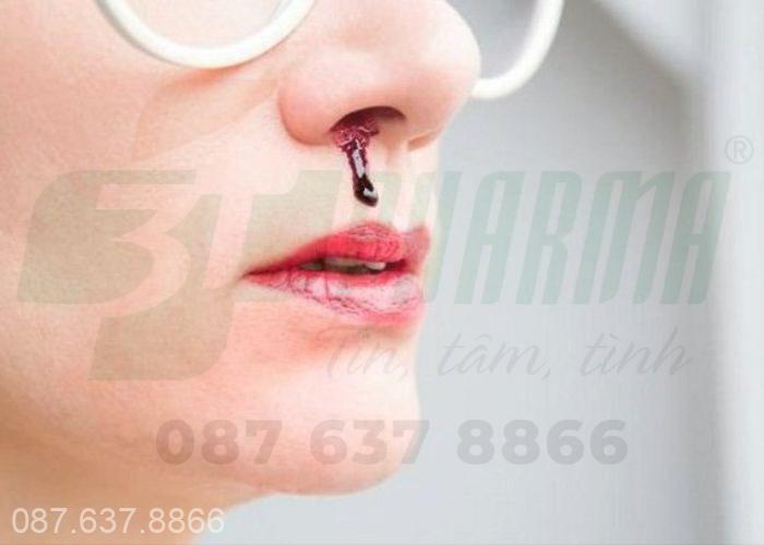 Không để người bệnh ngửa về sau quá lâu khi xử trí chảy máu cam 