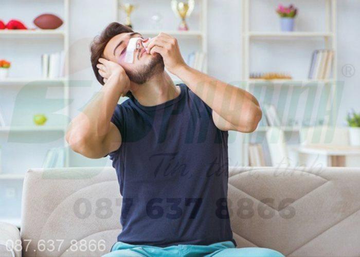 Ngửa đầu ra sau - một phản xạ tự nhiên của nhiều người 