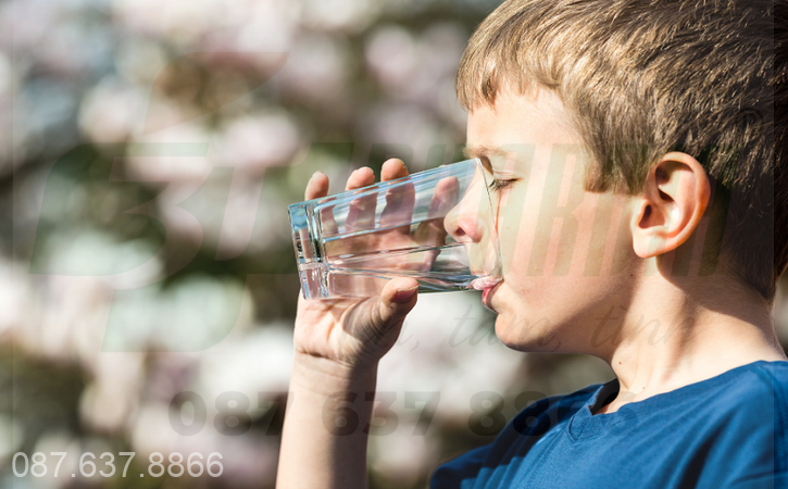 Thiếu nước khiến trẻ con chảy máu cam