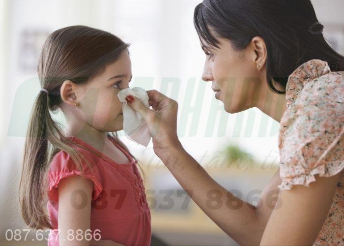 Sau khi xác định vị trí chảy máu, mẹ cần ngay lập tức cầm máu cho trẻ 