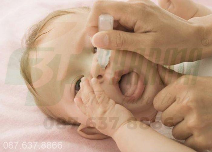 Thực hiện vệ sinh mũi bằng nước muối sinh lý 