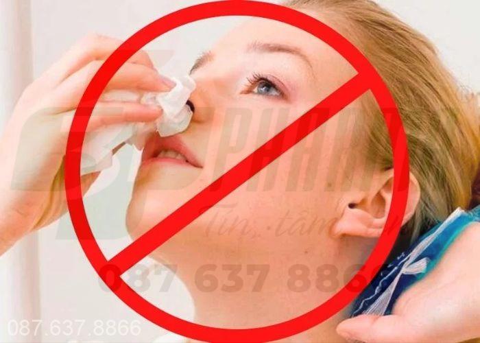 Tuyệt đối không ngửa cổ ra sau khi phát hiện bị xuất huyết mũi 