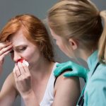 3 bước cơ bản để cầm máu khi nằm điều hòa bị chảy máu cam