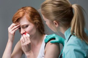 3 bước cơ bản để cầm máu khi nằm điều hòa bị chảy máu cam