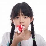 Bé hay chảy máu cam là thiếu chất gì? Mẹ cần lưu ý bổ sung ngay