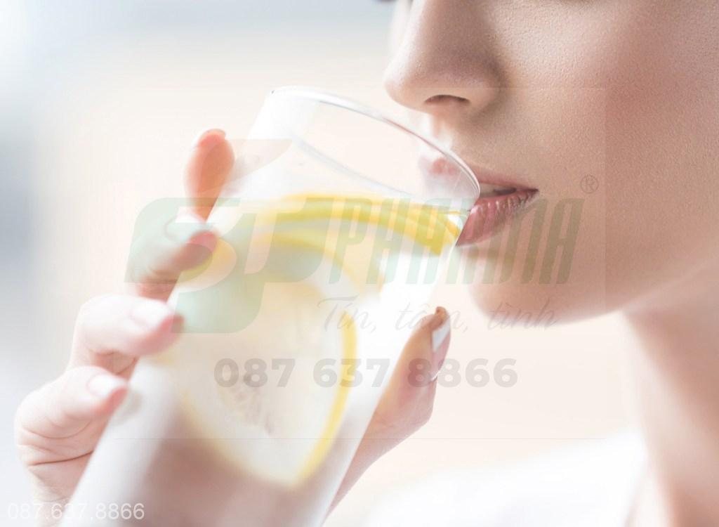 Nên uống thêm nhiều nước để hạn chế chảy máu cam