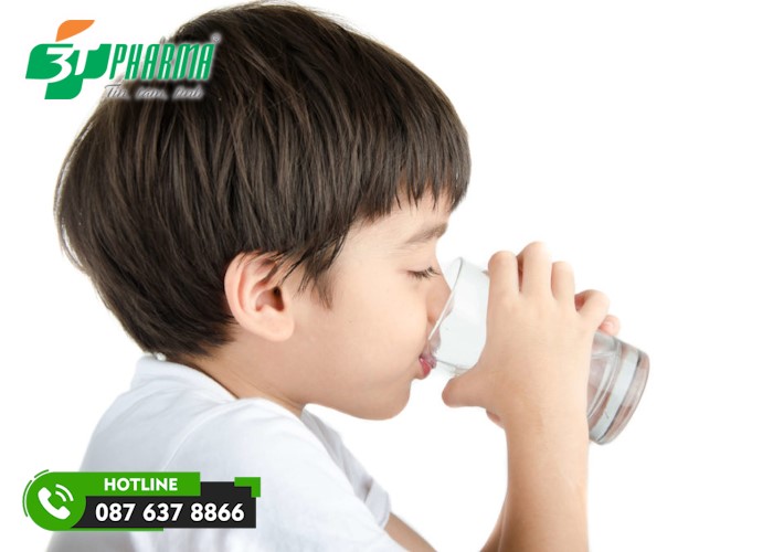 cha mẹ nên động viên trẻ uống đủ nước khi bị ho - 3T Pharma