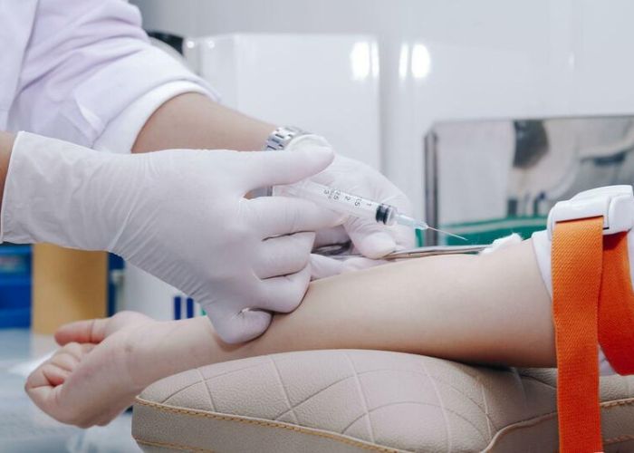 Trong nhiều trường hợp, xét nghiệm máu giúp chẩn đoán viêm phế quản