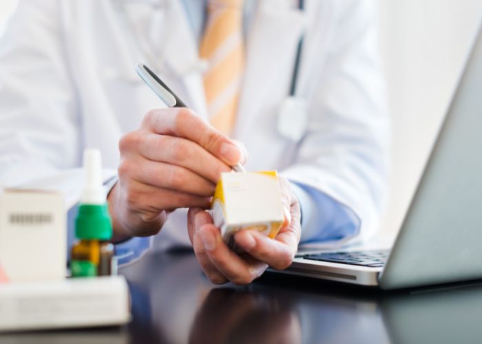 Sử dụng thuốc theo đúng chỉ dẫn của bác sĩ giúp điều trị viêm phế quản cấp hiệu quả, an toàn