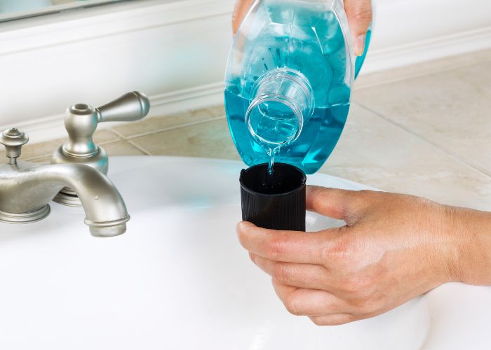 Súc miệng nước muối sinh lý giúp giảm đau họng do viêm phế quản hiệu quả