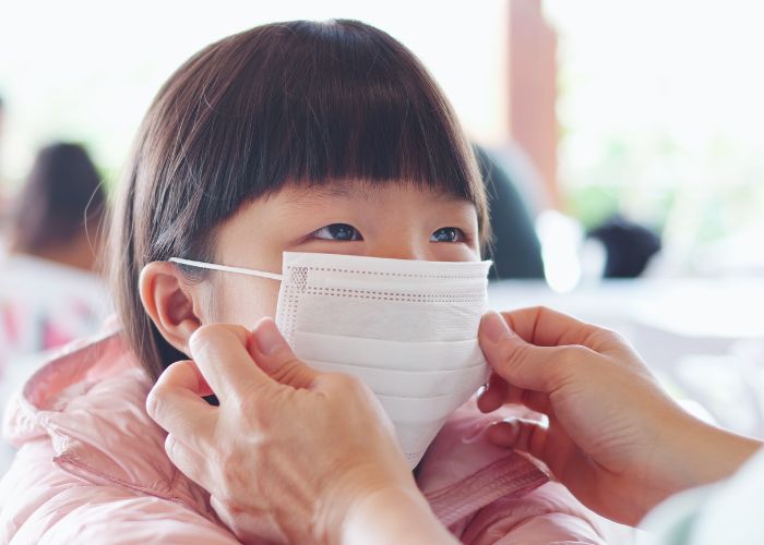 Đeo khẩu trang khi ra ngoài giúp bảo vệ phổi, phòng ngừa viêm phế quản cấp