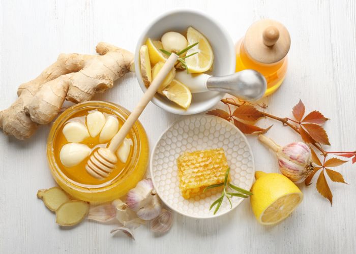 Mật ong giúp giảm tình trạng ho, đau rát họng do viêm phế quản hiệu quả