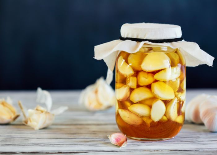 Dùng tỏi ngâm mật ong có thể giúp giảm ho do viêm phế quản