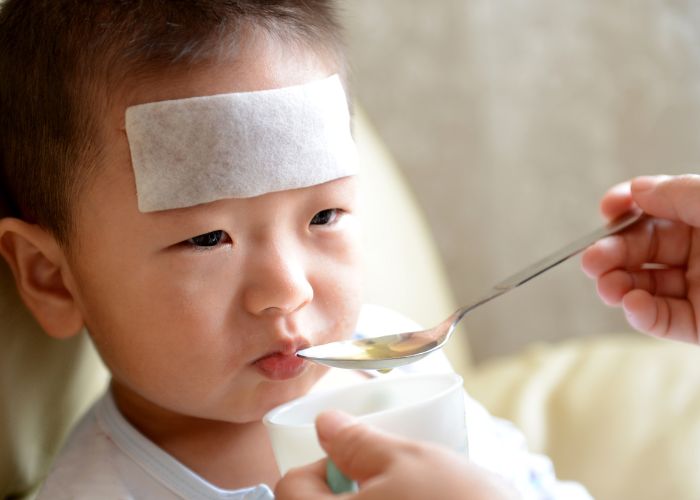 Viêm phế quản khiến trẻ mệt mỏi, khó chịu, chán ăn, quấy khóc