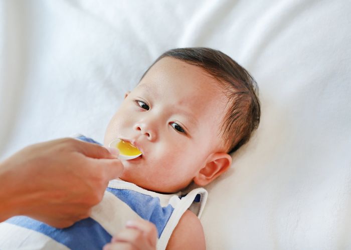 Trẻ dùng thuốc kháng sinh điều trị viêm phế quản cần theo đúng chỉ định của bác sĩ