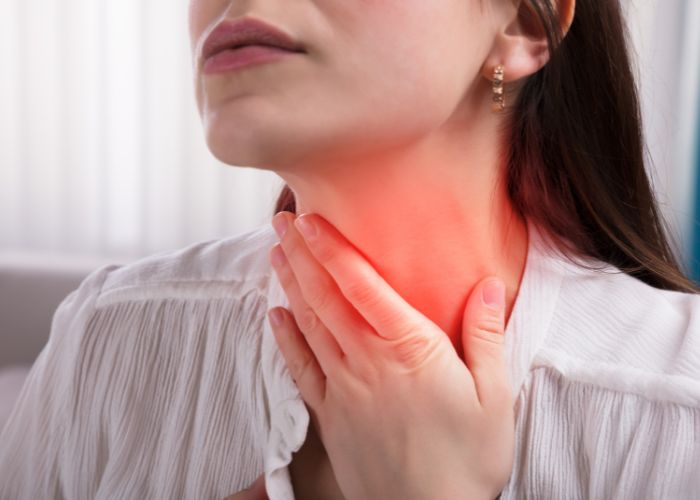 Người bị viêm phế quản cấp thường bị đau rát họng