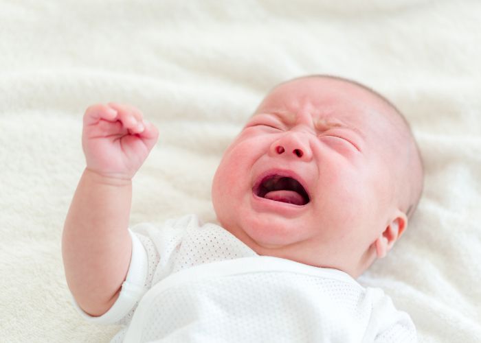 Trẻ bị viêm phế quản cấp thường mệt mỏi, quấy khóc