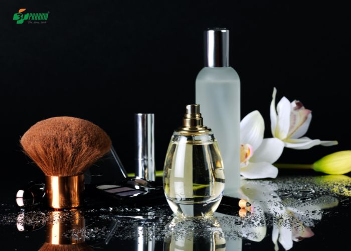 Mỹ phẩm, sản phẩm chăm sóc da chứa cồn, hương liệu dễ gây dị ứng da