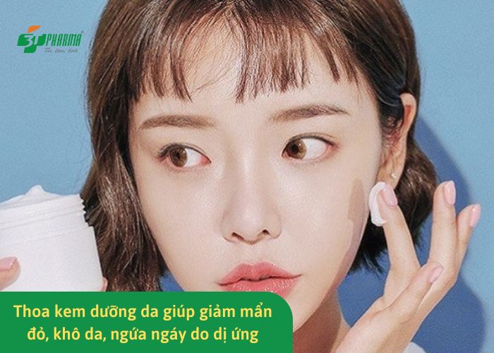 Thoa kem dưỡng da giúp giảm mẩn đỏ, khô da, ngứa ngáy do dị ứng