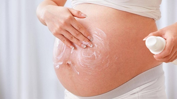 Dùng kem chống rạn da, kem dưỡng ẩm giúp mẹ bầu cải thiện triệu chứng và phòng ngừa dị ứng hiệu quả