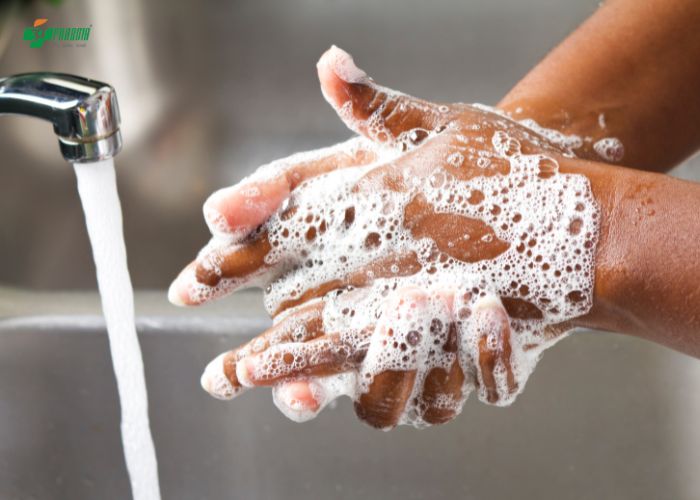 Rửa sạch da với xà phòng sau khi tiếp xúc với xi măng