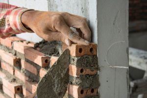 Công nhân xây dựng là đối tượng dễ bị dị ứng xi măng